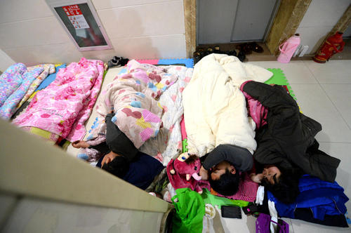 醫(yī)院打地鋪會(huì)傷害健康，有了共享陪護(hù)床就不用再打地鋪了！