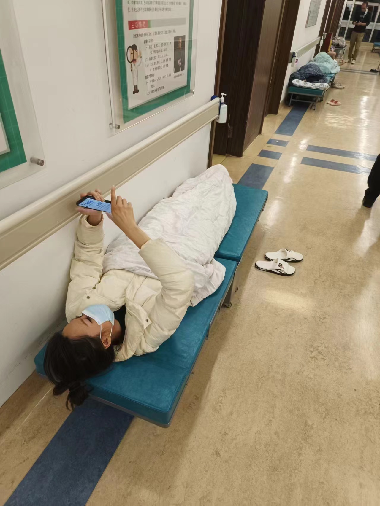 醫(yī)院陪護床"告急"，陪護家屬面臨無處可睡的困境